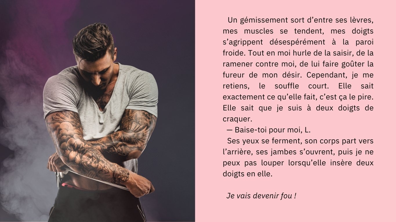 Homme tatoué à la musculature impressionnante, la tête baissée, devant un fond violet fumé, accompagné d’un extrait de texte spicy.